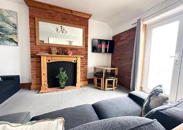 Coastline Retreats - Underwater Apartment - 2 Minutes From The Beach -Netflix